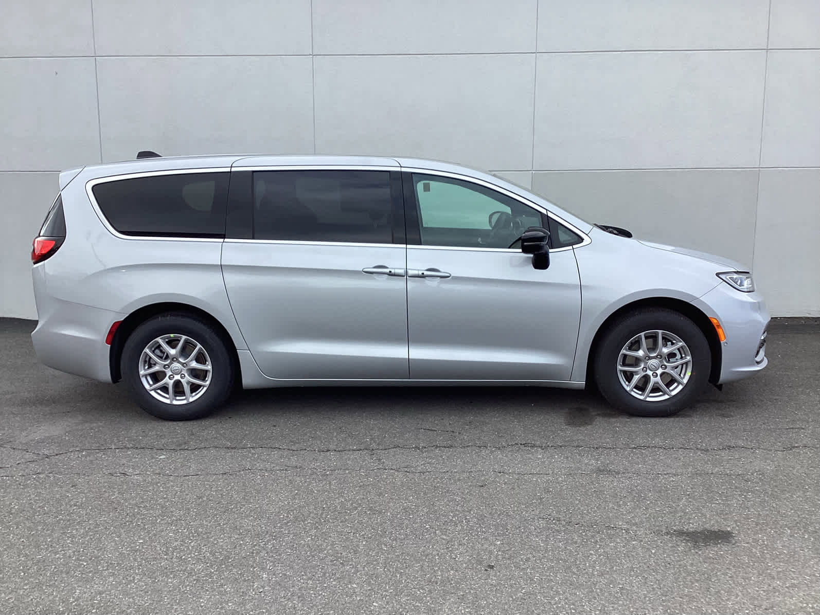 New 2026 Chrysler Pacifica Select image 5