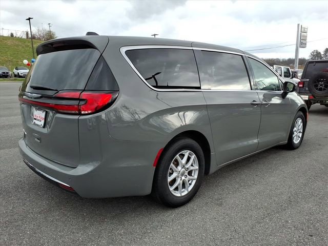 Used 2023 Chrysler Pacifica Touring-L image 6