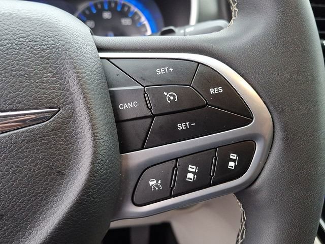 Used 2024 Chrysler Pacifica Touring-L image 19