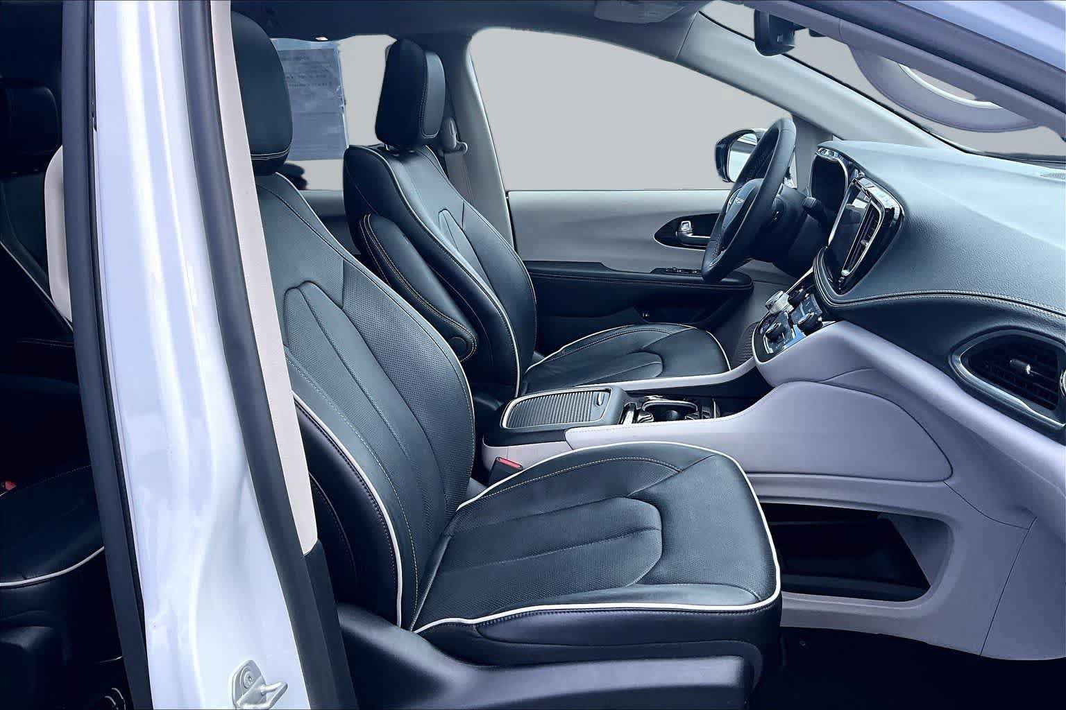 Used 2023 Chrysler Pacifica Limited FWD image 14