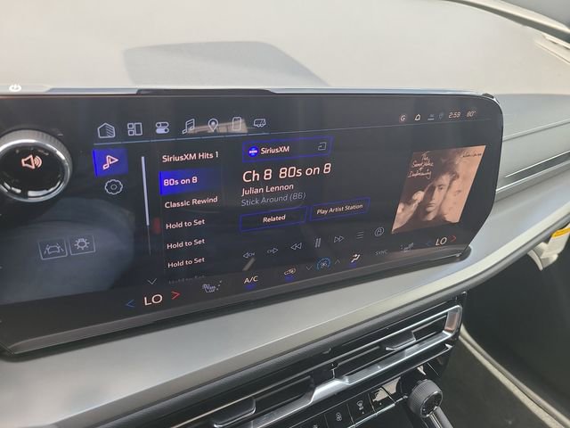 Used 2025 Chevrolet Traverse LT FWD image 32