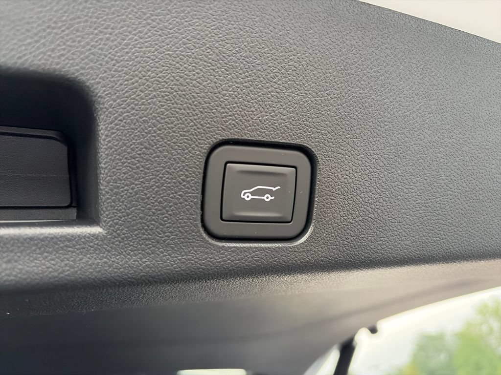 New 2027 Chevrolet Traverse LT FWD image 7
