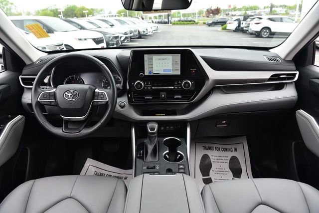 Used 2023 Toyota Highlander XLE image 7
