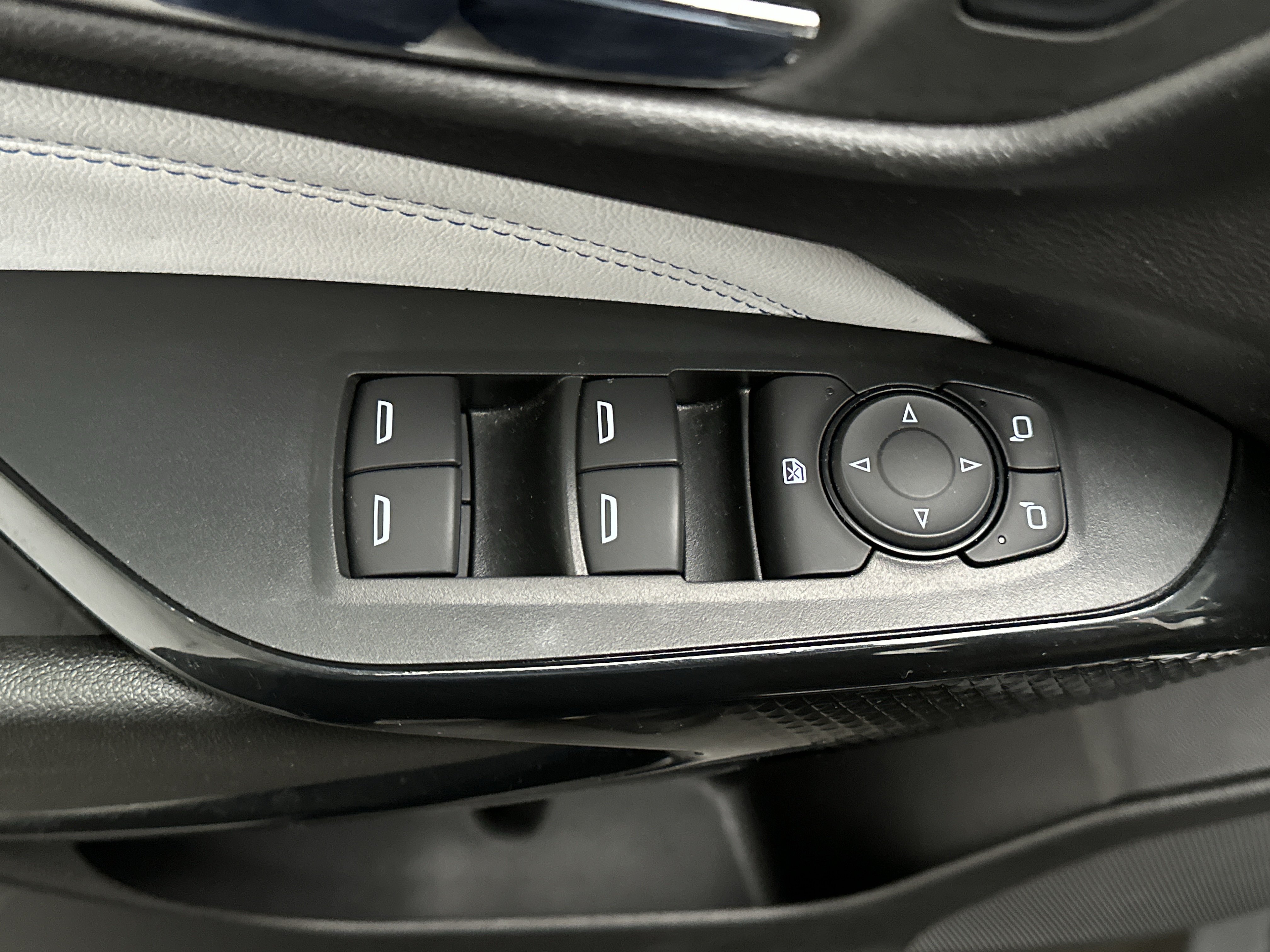 Used 2025 Chevrolet Trax LT FWD image 16