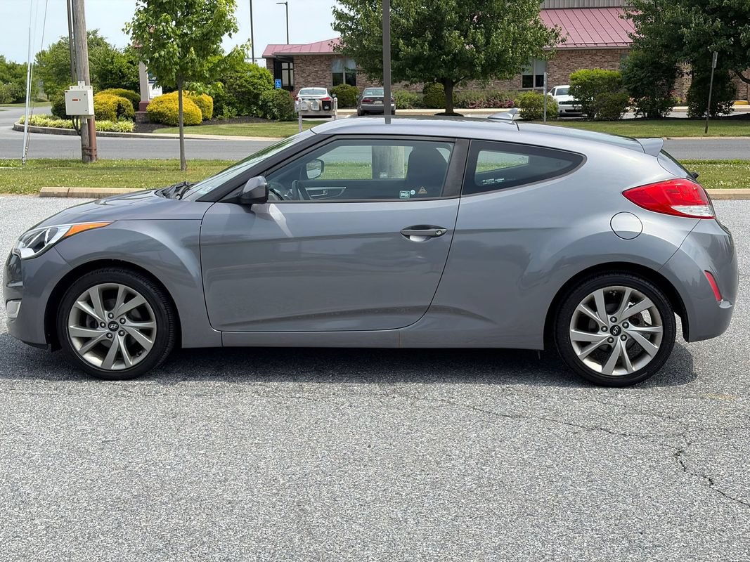 Used 2017 Hyundai Veloster FWD image 3