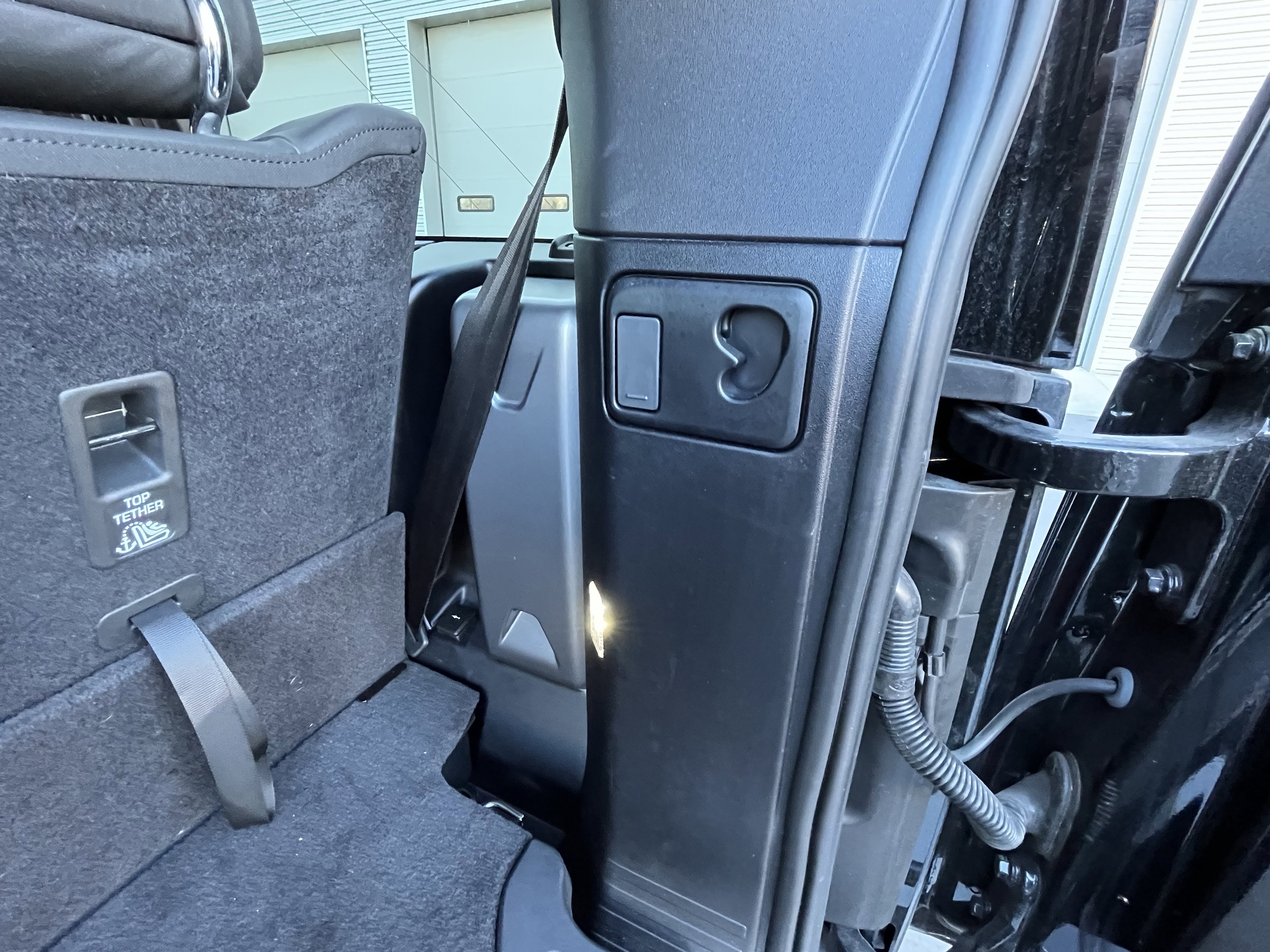 Certified 2024 Land Rover Defender 130 X-Dynamic SE image 34