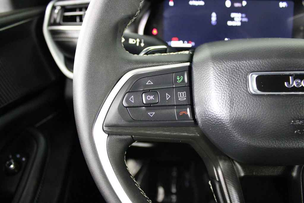 Used 2025 Jeep Grand Cherokee Laredo image 25