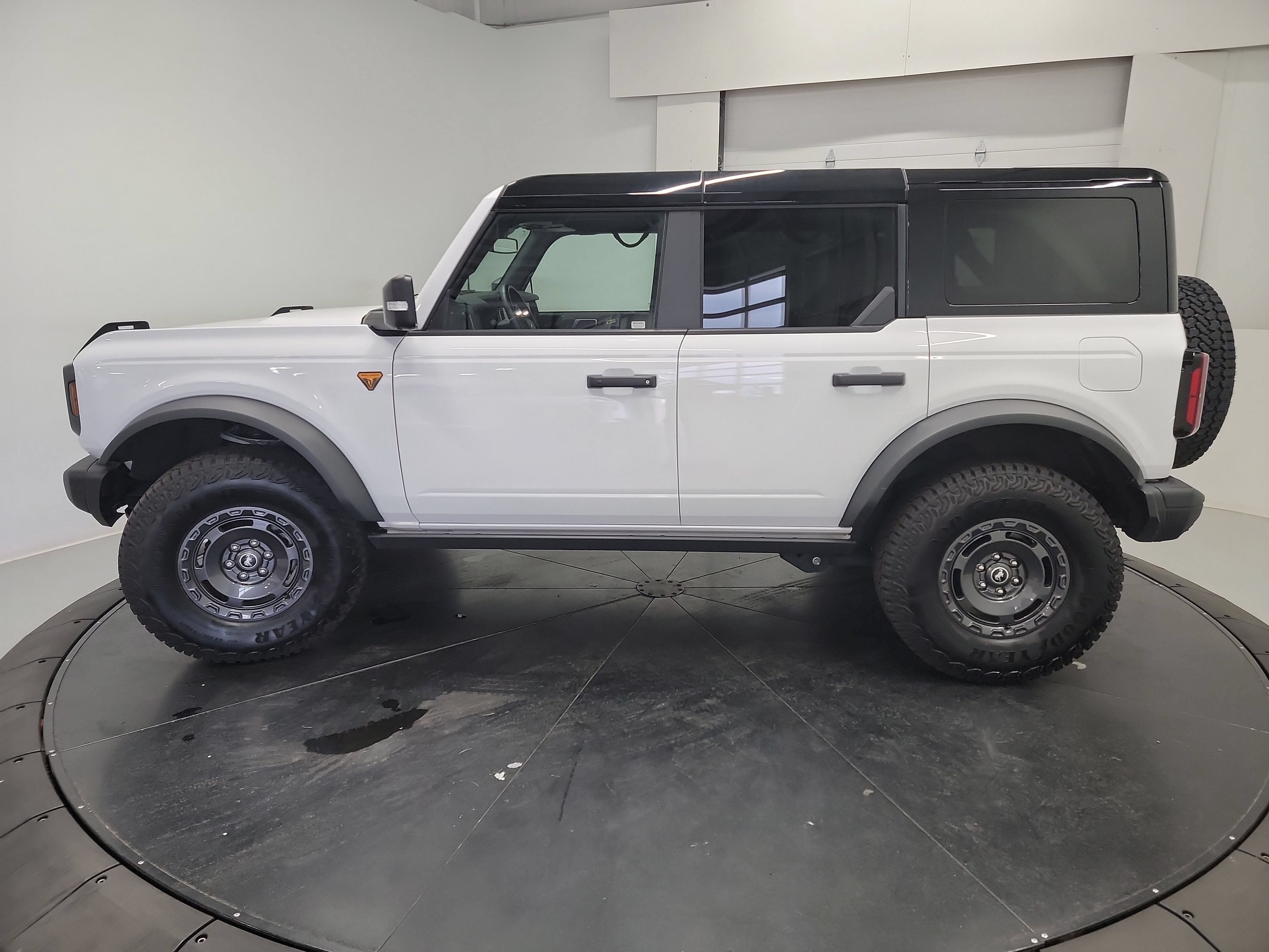 Used 2025 Ford Bronco Badlands AWD/4WD image 4