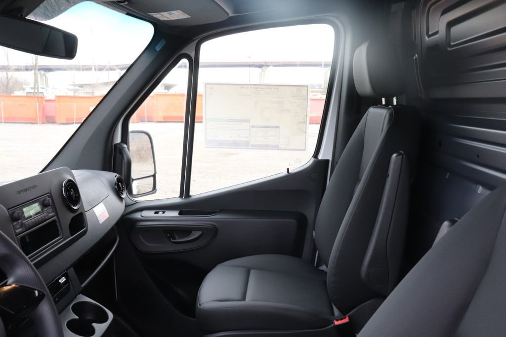 Used 2025 Mercedes-Benz Sprinter 2500 image 10