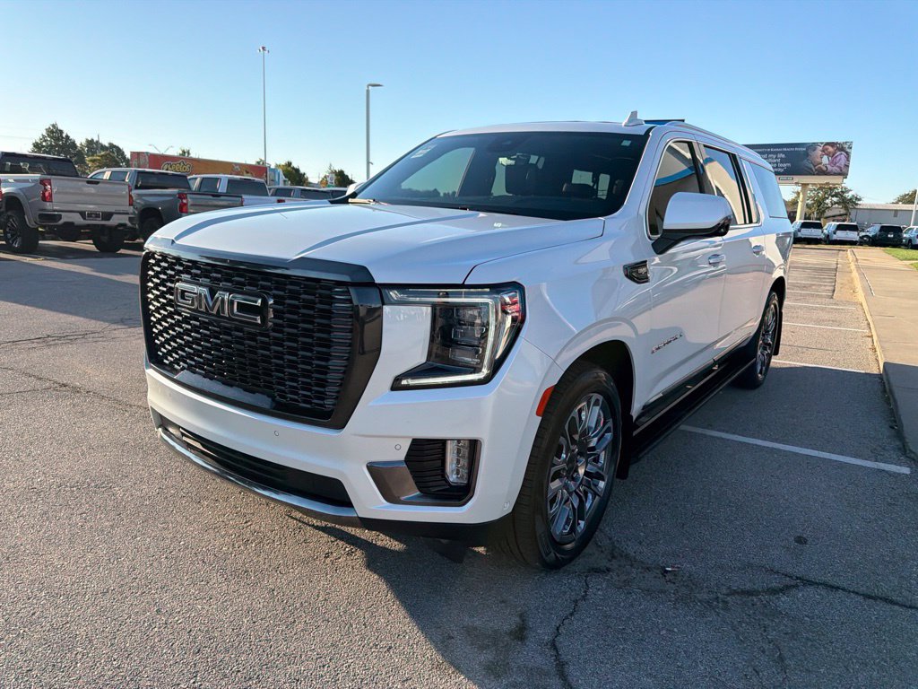 Used 2023 GMC Yukon XL Denali Ultimate AWD/4WD image 6