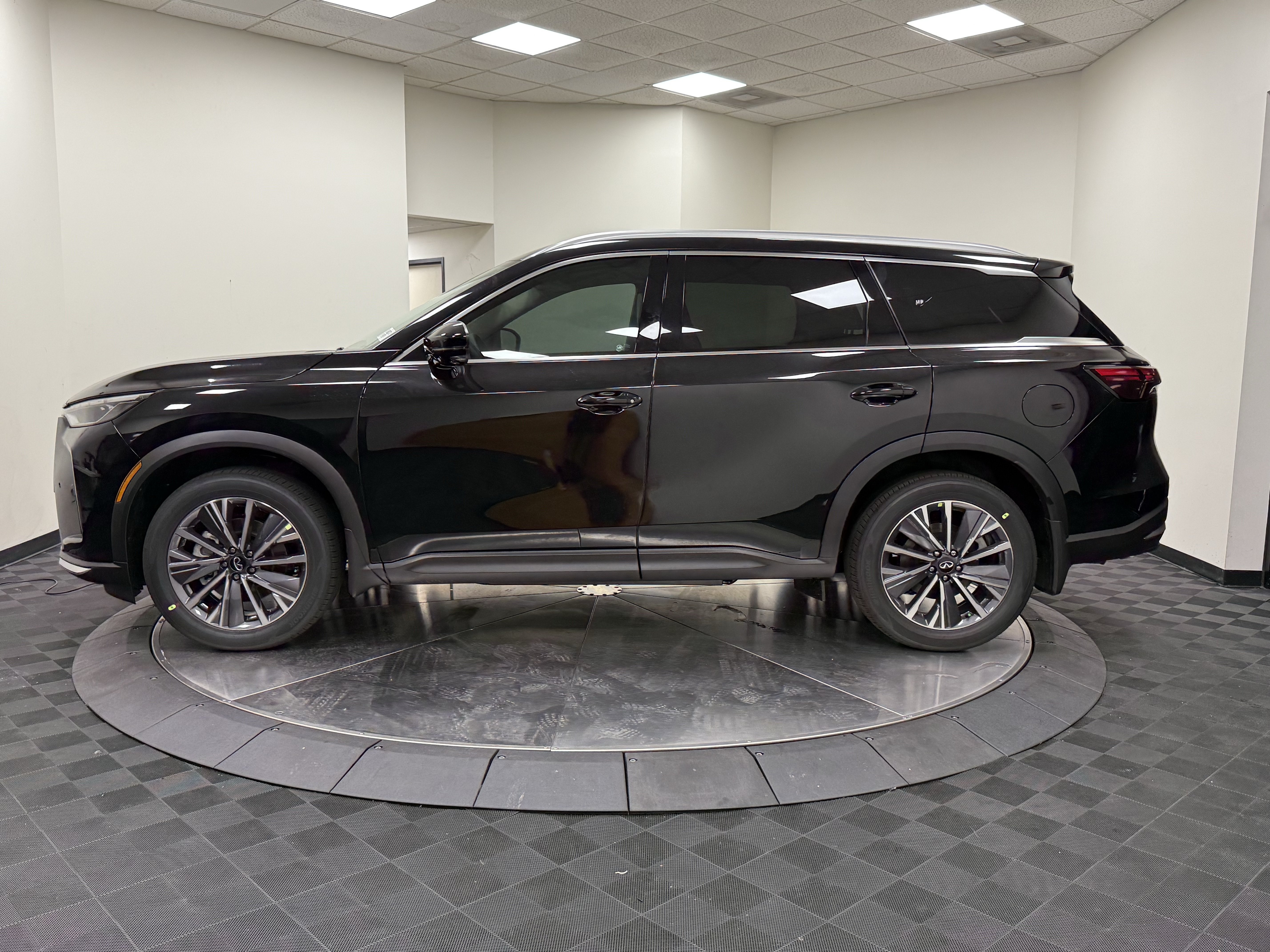 Certified 2027 INFINITI QX60 Luxe w/ Cargo Package FWD image 4