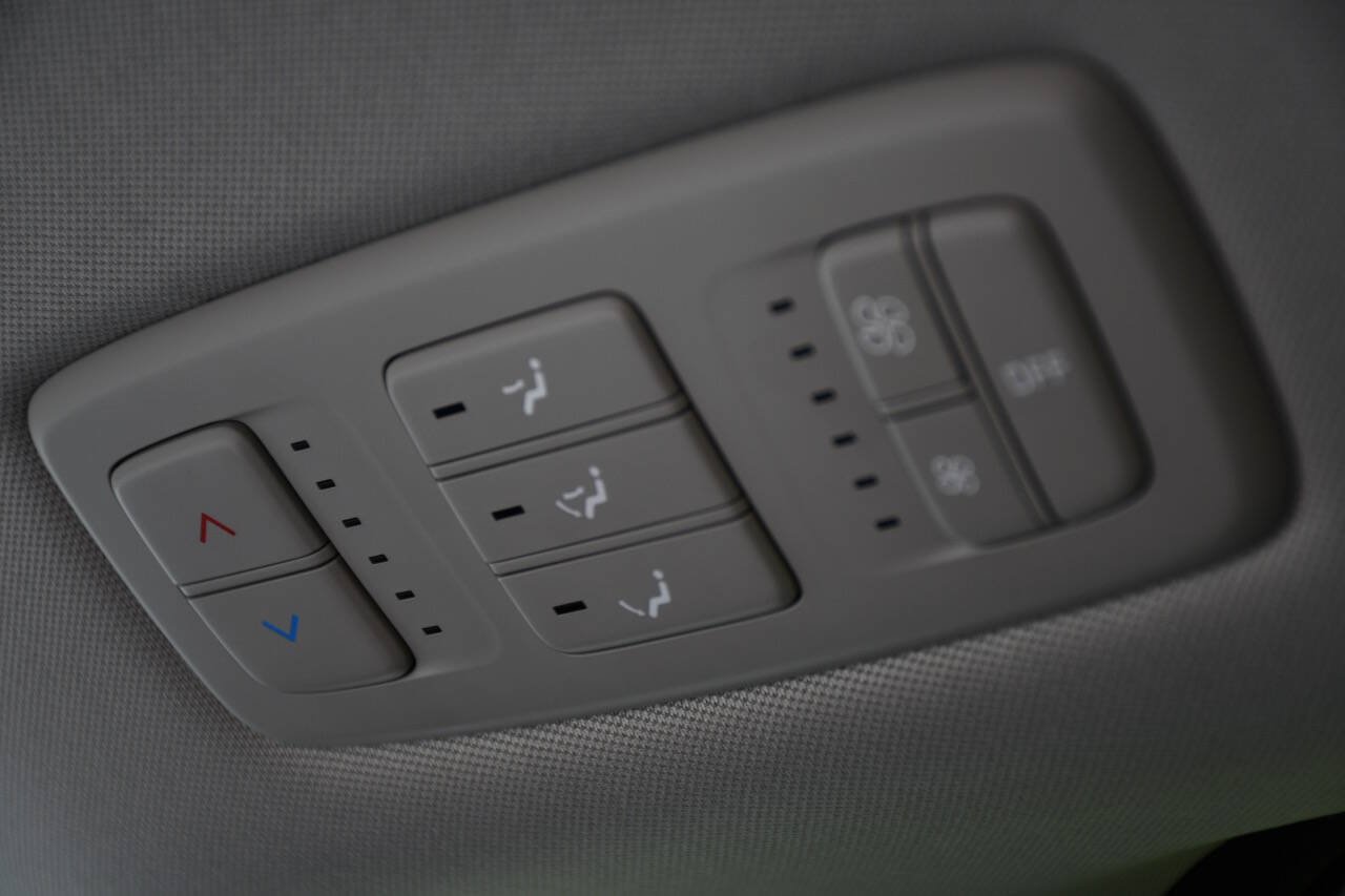 Used 2024 Kia Carnival LX FWD image 23