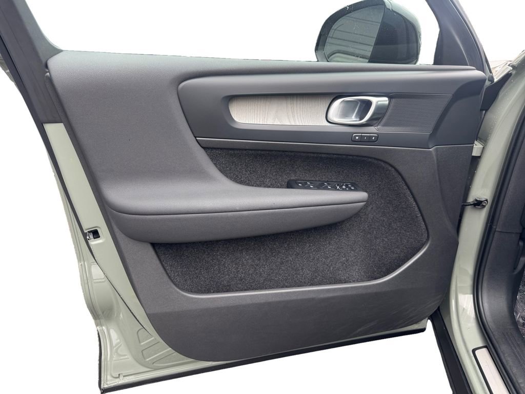 Used 2023 Volvo XC40 B5 Plus w/ Protection Package Premier image 10