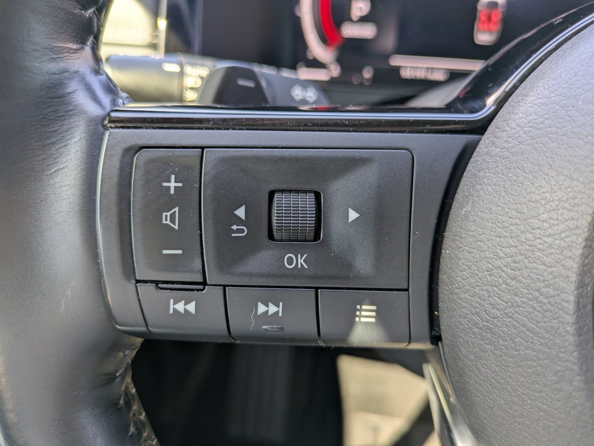 Used 2022 Nissan Pathfinder Platinum w/ Cargo Package FWD image 26