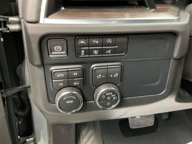 Used 2025 Chevrolet Suburban Premier AWD/4WD image 12