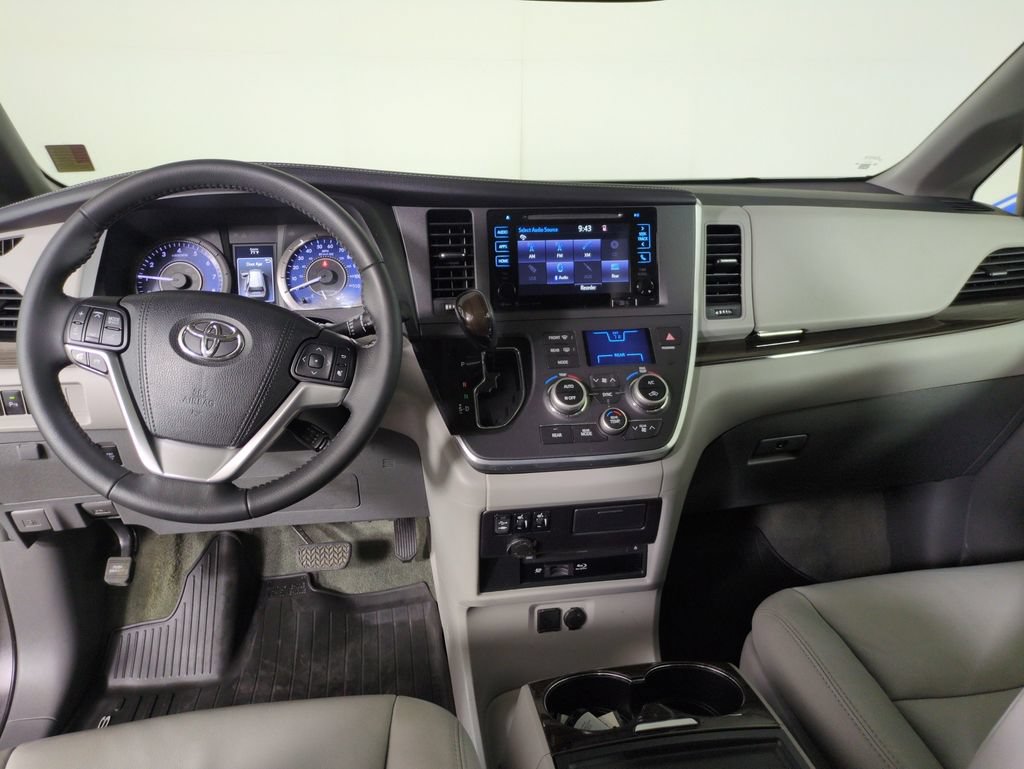 Used 2017 Toyota Sienna XLE Premium w/ Protection Package FWD image 15