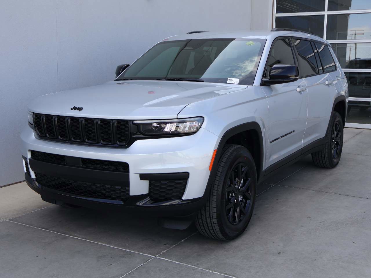 New 2025 Jeep Grand Cherokee L Laredo image 1