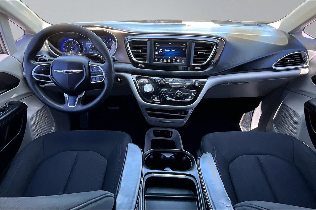 Used 2018 Chrysler Pacifica Touring Plus w/ Tire & Wheel Group FWD image 9