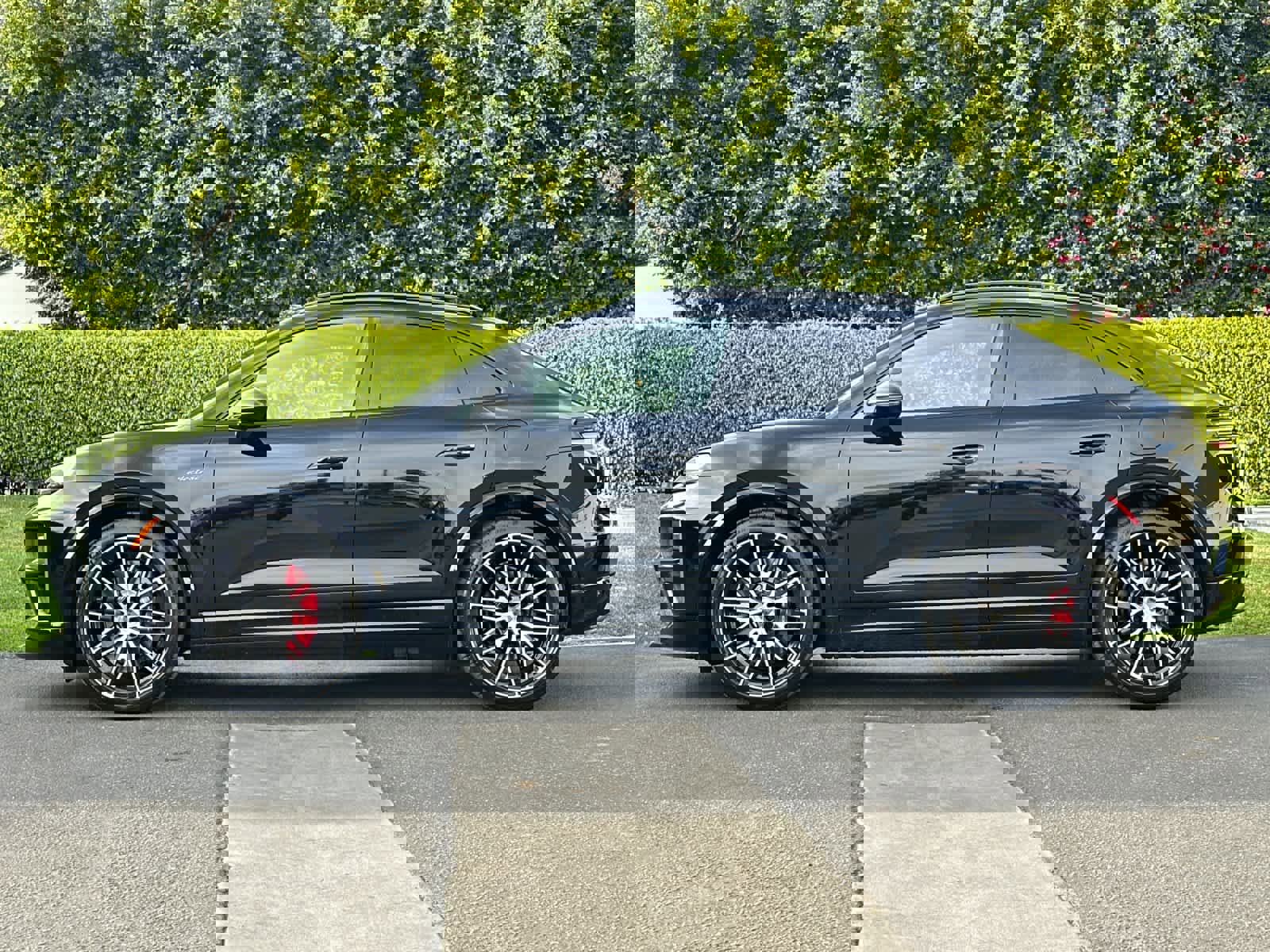 New 2025 Porsche Macan Turbo Electric image 2