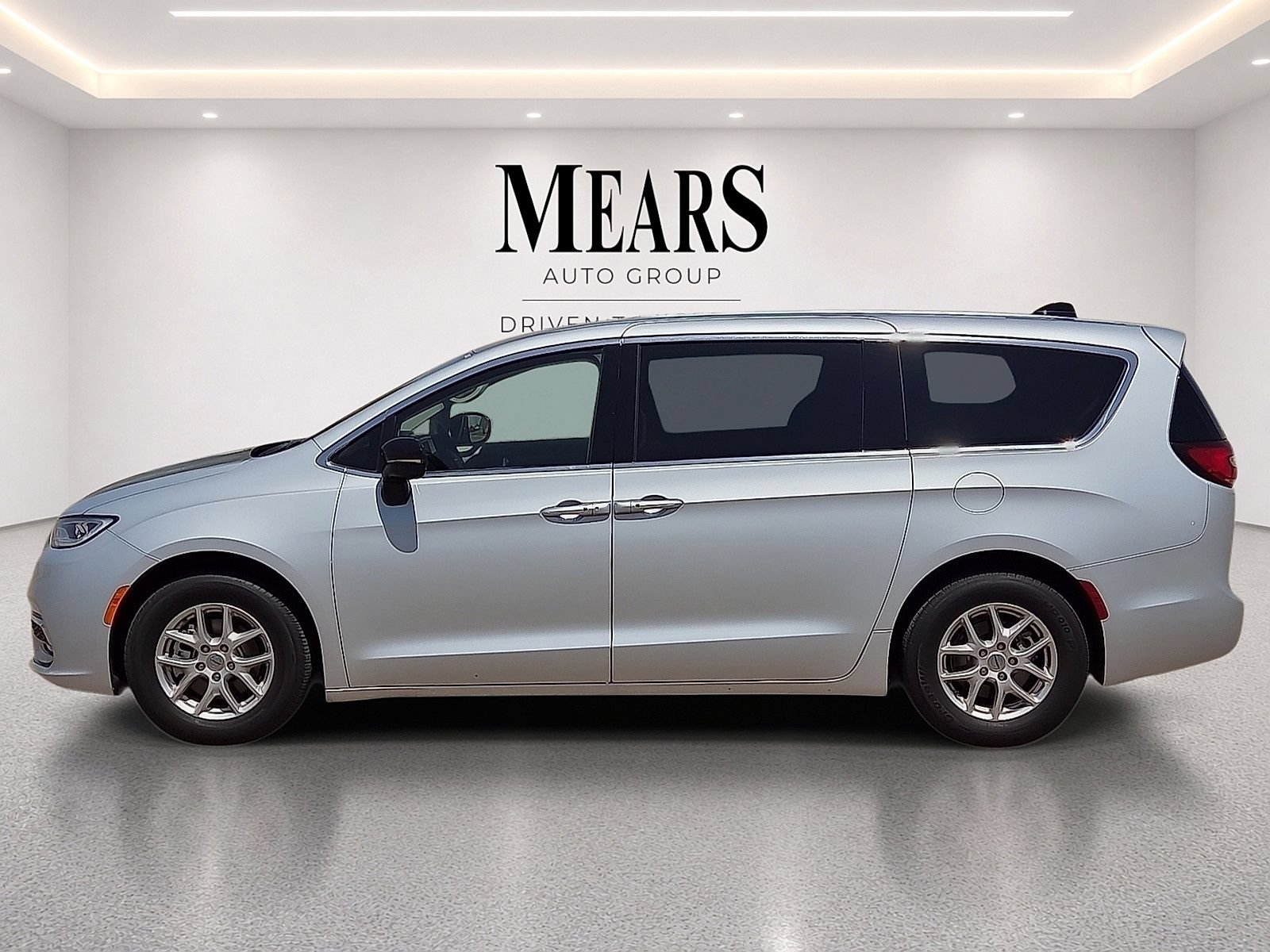 Used 2024 Chrysler Pacifica Touring-L FWD image 2
