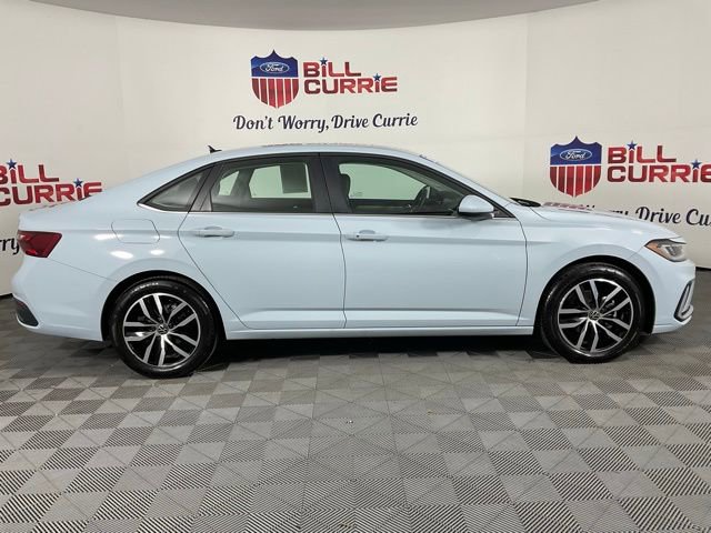 Used 2025 Volkswagen Jetta SE image 2
