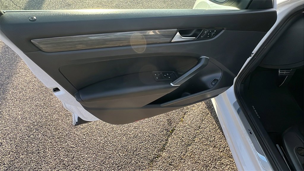 Used 2020 Volkswagen Passat 2.0T R-Line image 11