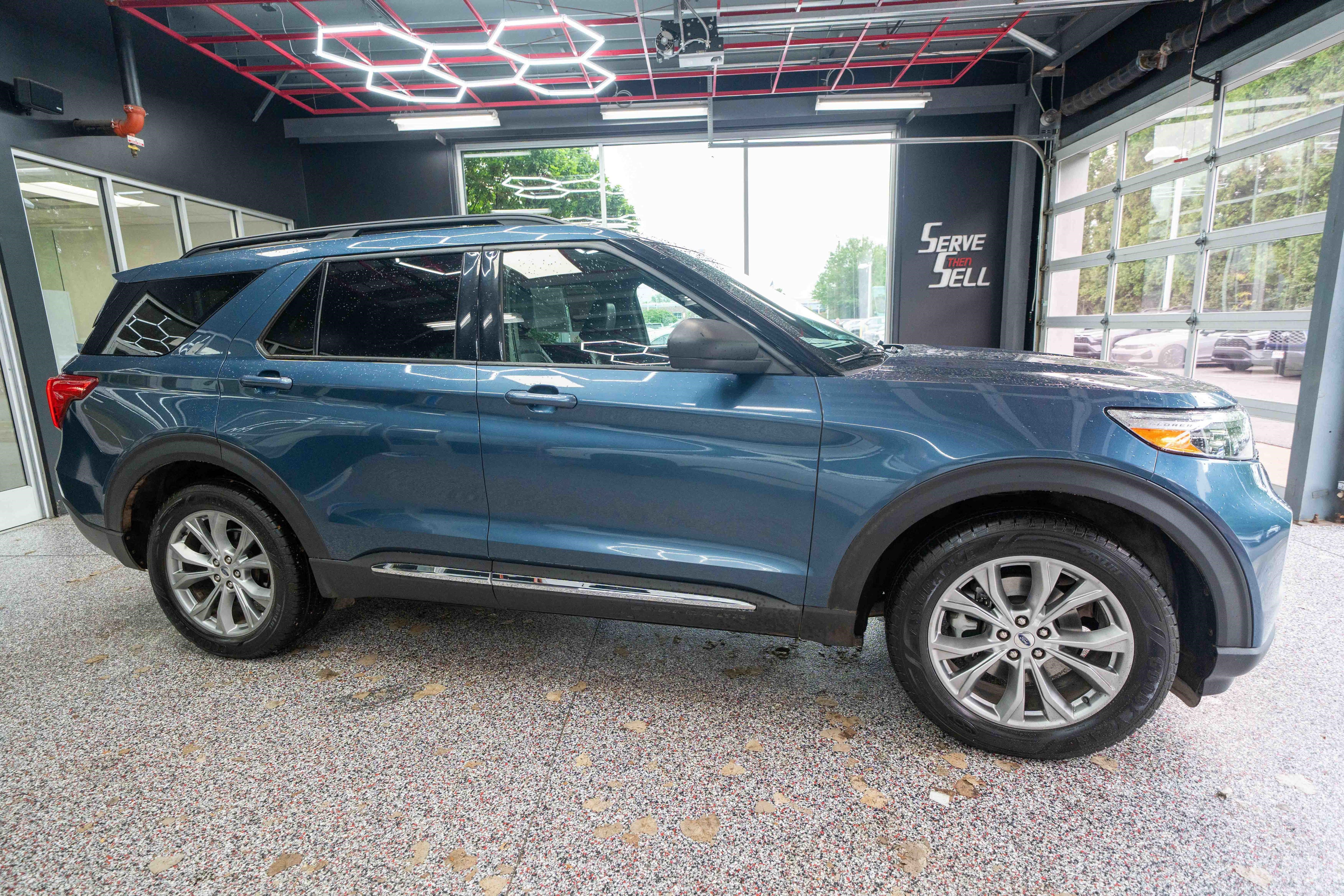 Used 2020 Ford Explorer XLT w/ Equipment Group 202A AWD/4WD image 5