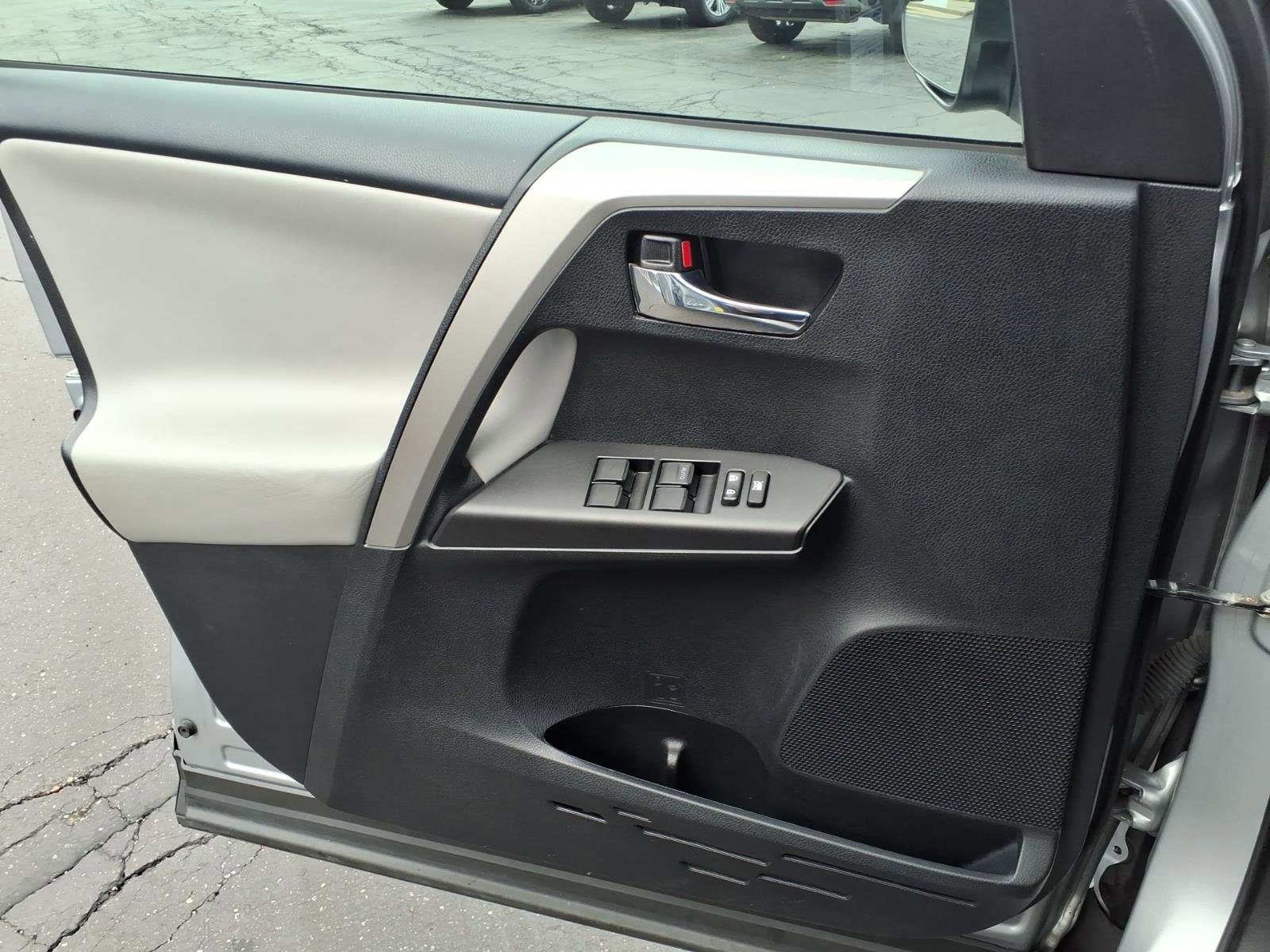 Used 2018 Toyota RAV4 XLE image 12