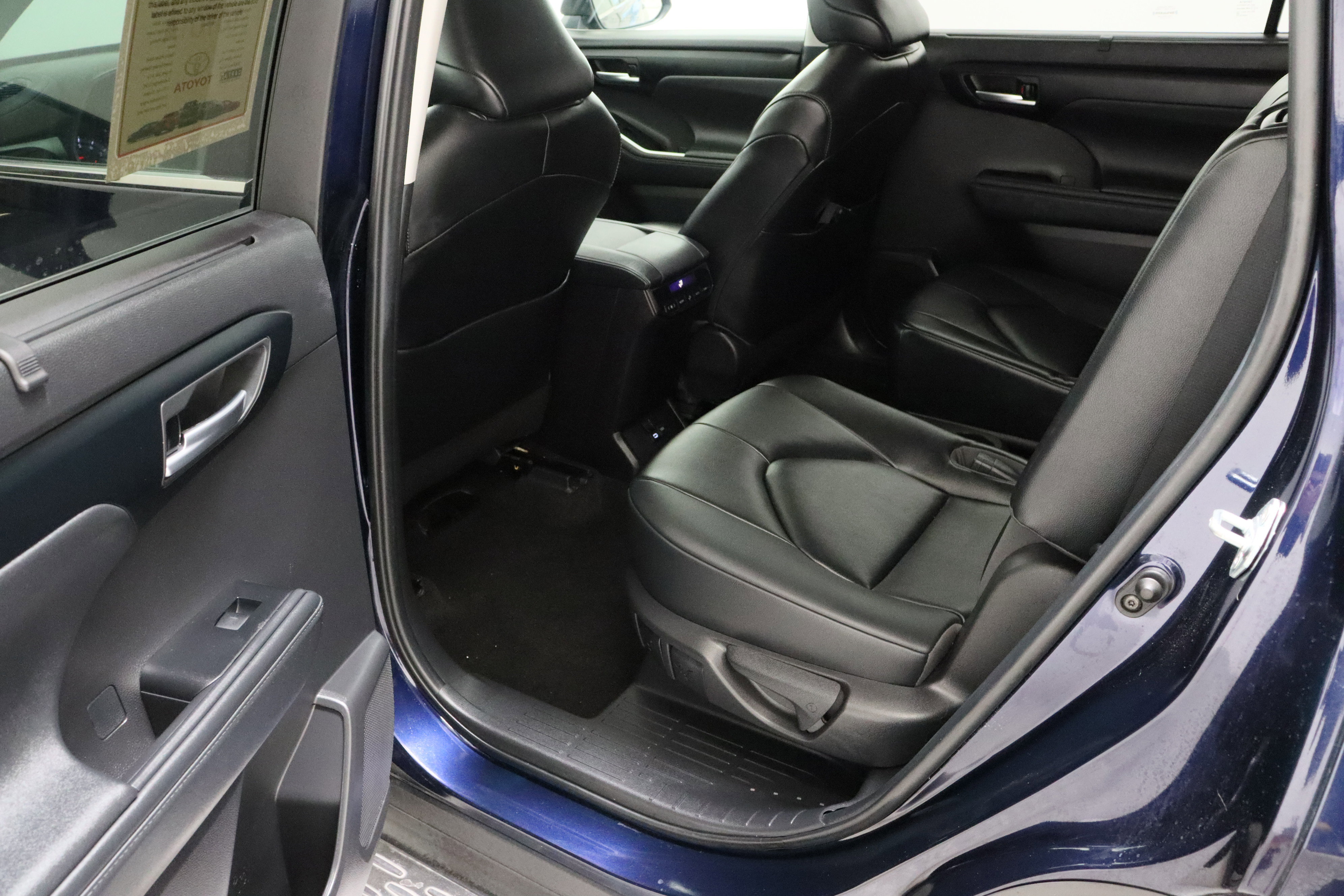 Used 2023 Toyota Highlander XLE image 29