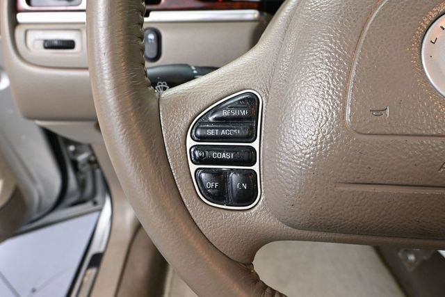 Used 2004 Lincoln Town Car Ultimate RWD image 23