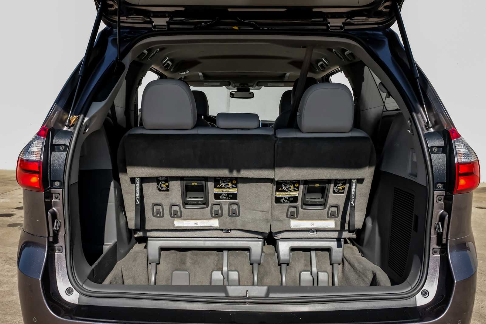 Used 2018 Toyota Sienna XLE image 54