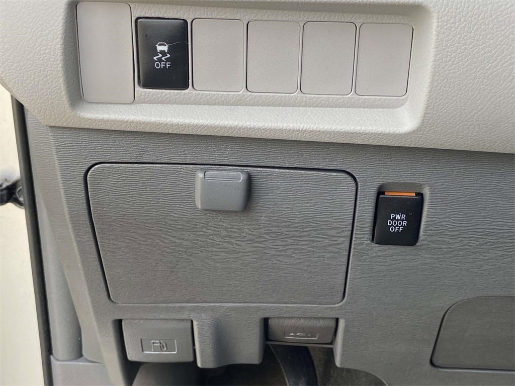 Used 2018 Toyota Sienna LE image 27