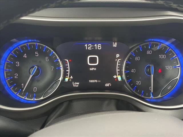 Used 2023 Chrysler Pacifica Touring-L image 11