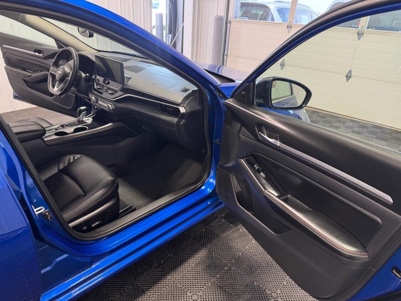 Used 2025 Nissan Altima 2.5 SR image 17