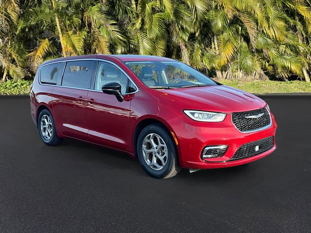 Used 2024 Chrysler Pacifica Limited FWD image 2