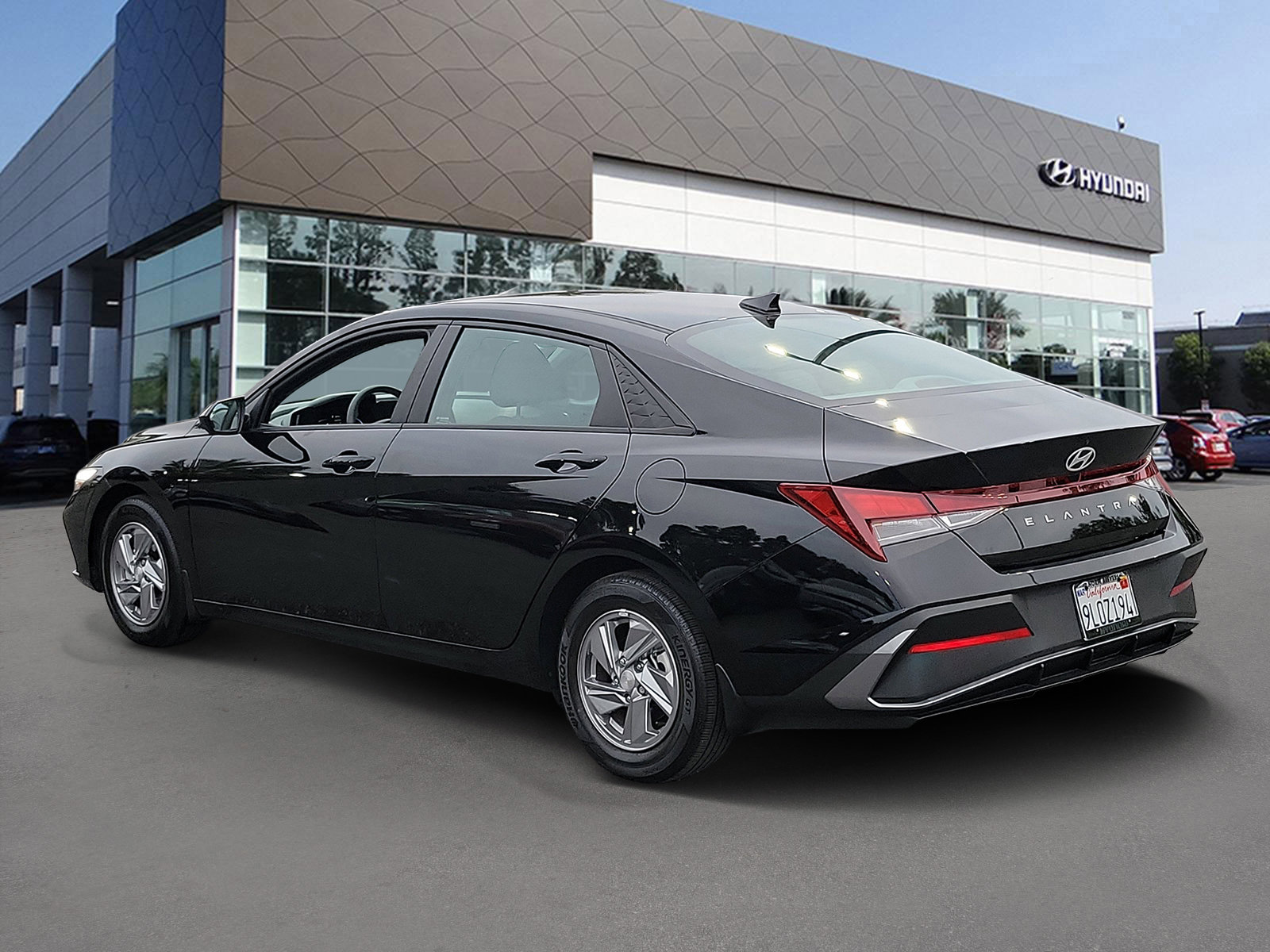 Certified 2024 Hyundai Elantra SE FWD image 3