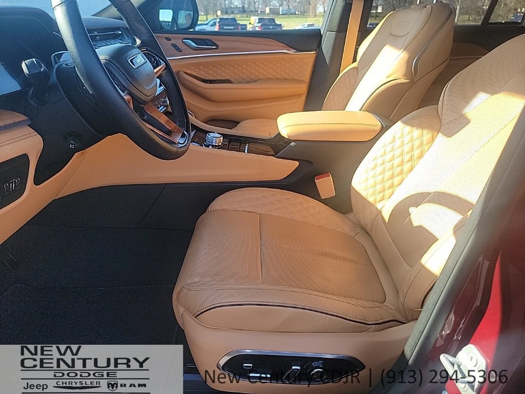 Used 2024 Jeep Grand Cherokee Summit AWD/4WD image 11