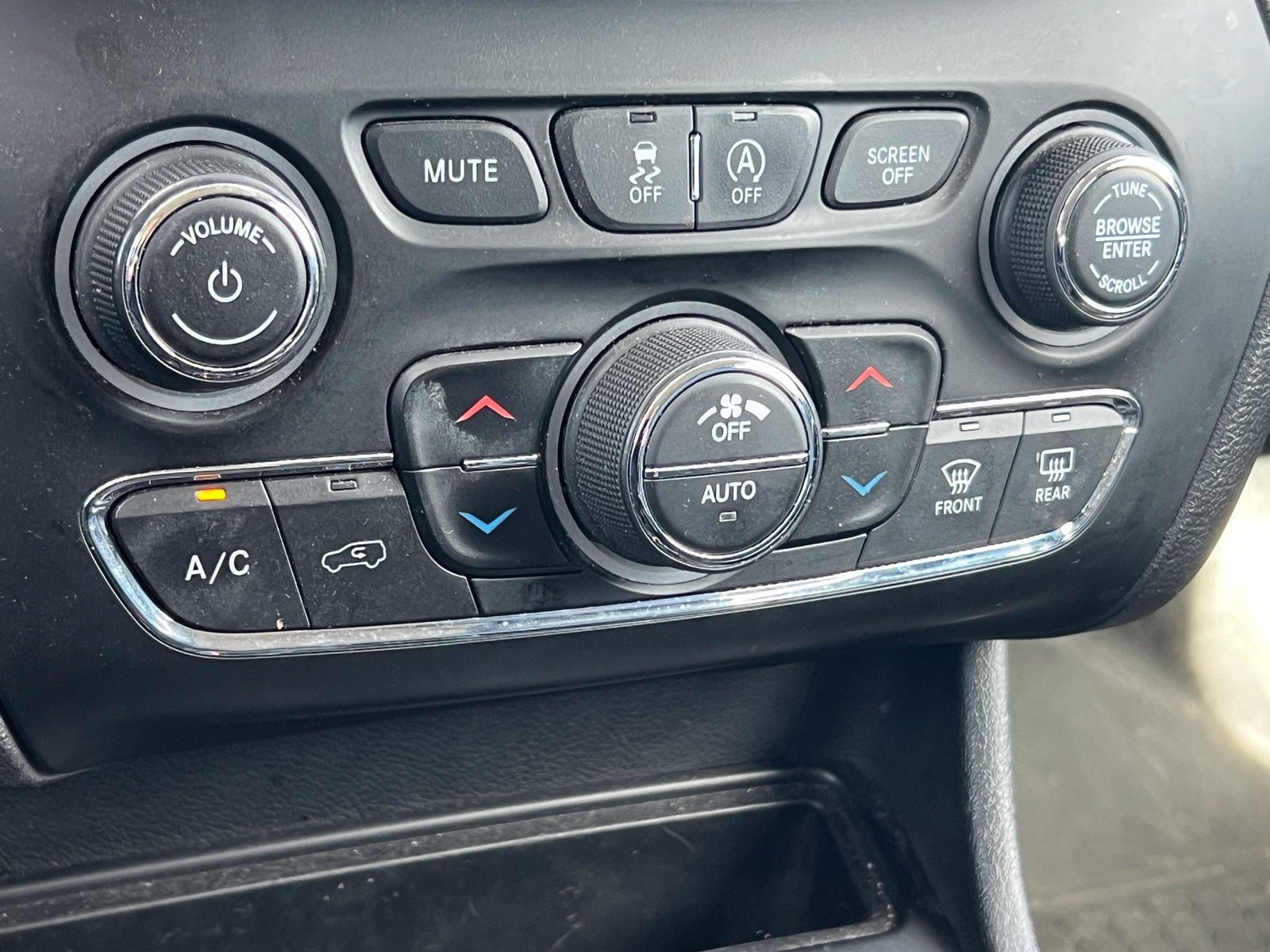 Used 2019 Jeep Cherokee Trailhawk AWD/4WD image 10