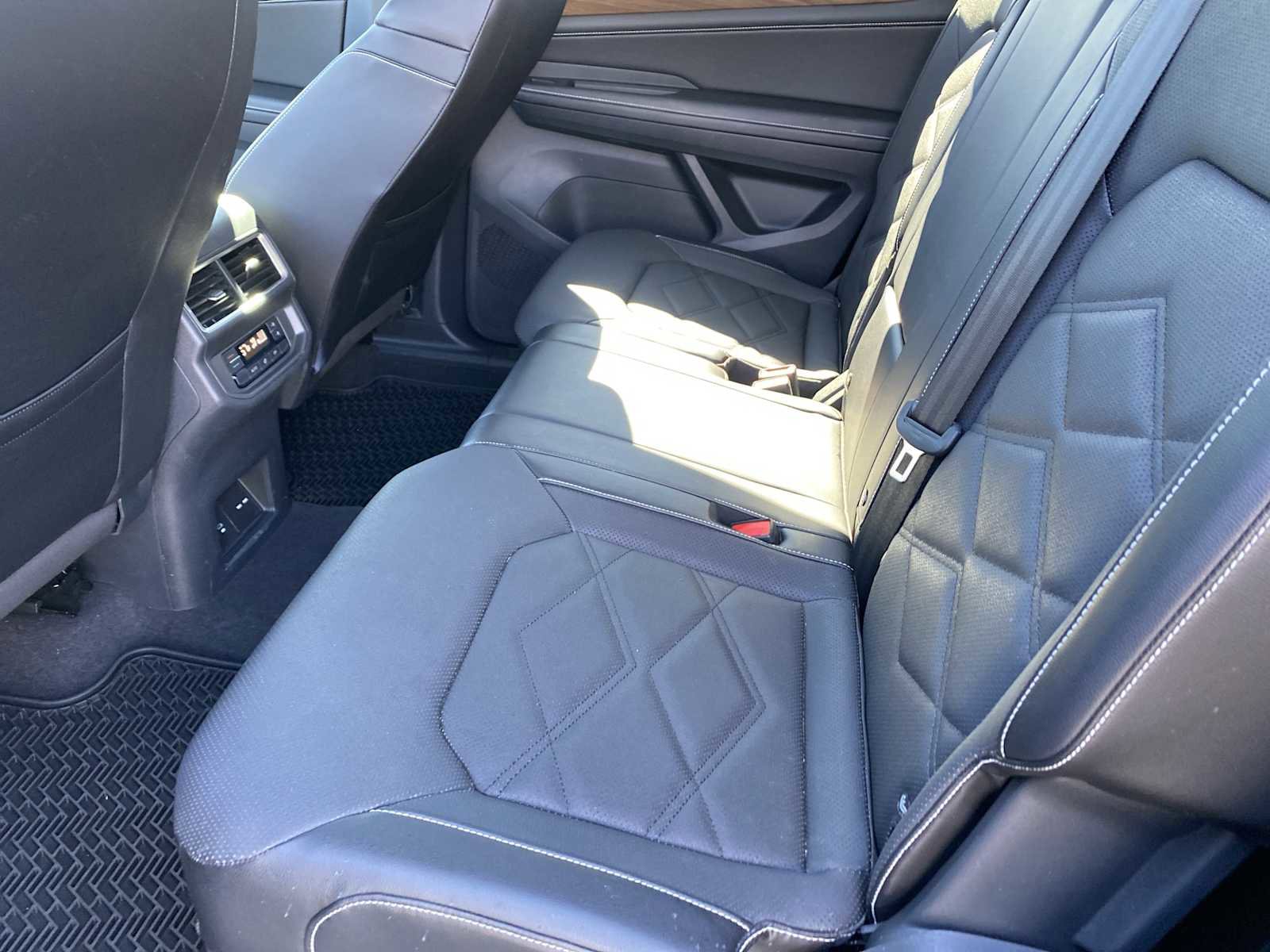 Used 2024 Volkswagen Atlas SE w/ Black Wheel Package image 27