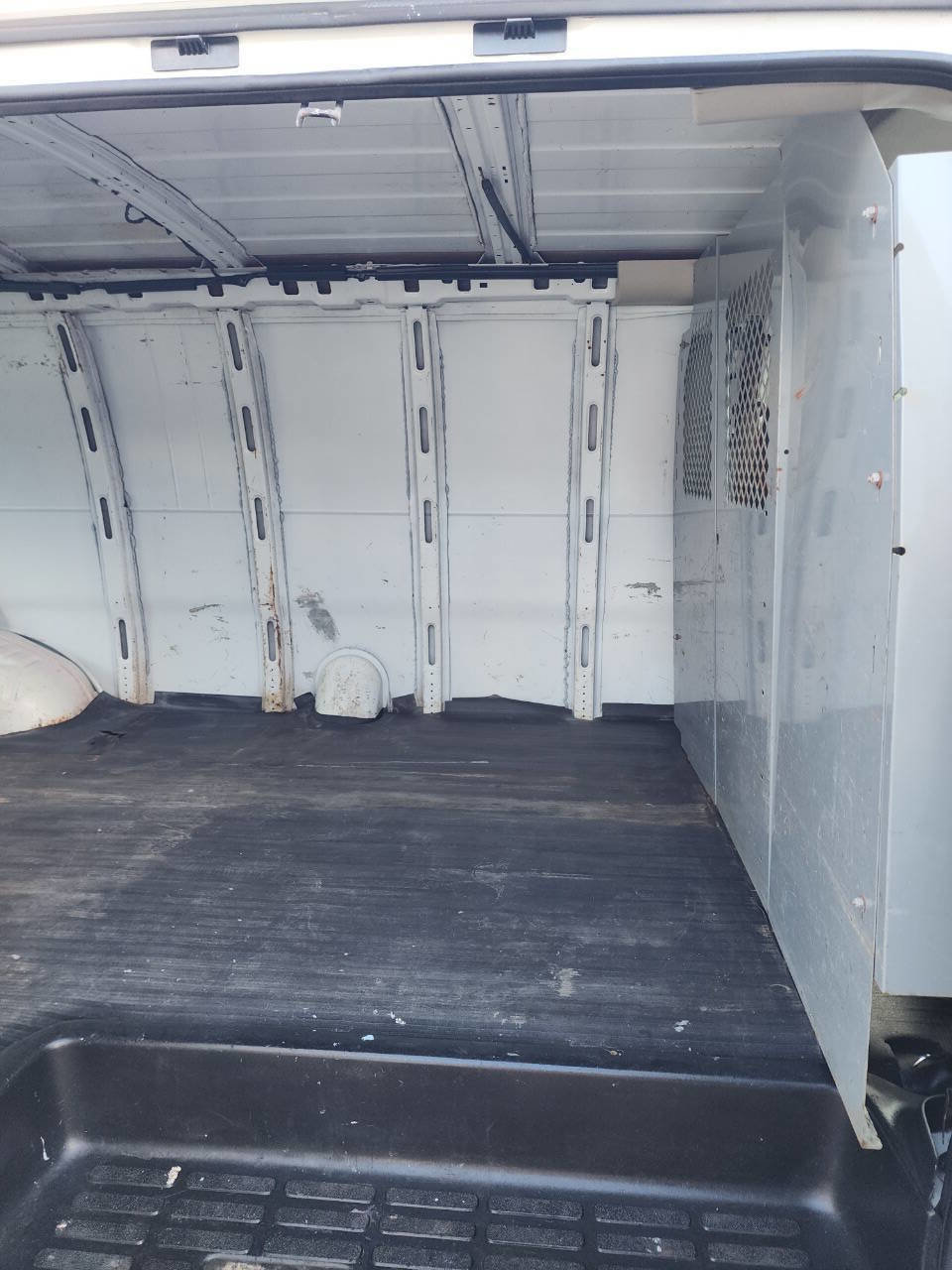 Used 2018 Chevrolet Express 2500 Extended image 27