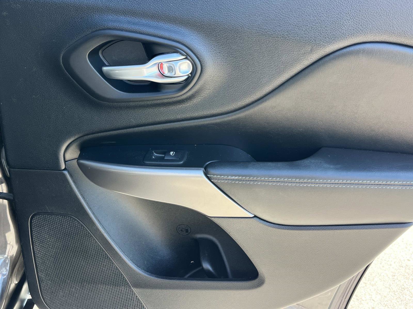 Used 2019 Jeep Cherokee Latitude Plus w/ Comfort/Convenience Group image 22