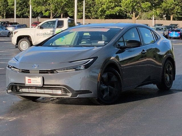 Used 2025 Toyota Prius LE AWD/4WD image 2