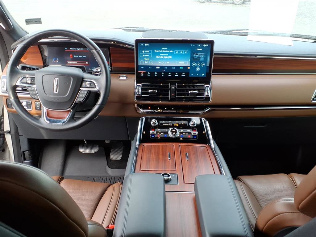 Used 2024 Lincoln Navigator Reserve image 8