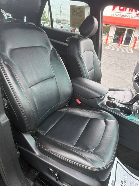 Used 2017 Ford Explorer XLT w/ Equipment Group 202A AWD/4WD image 24