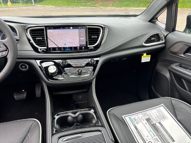 New 2027 Chrysler Pacifica Limited AWD/4WD image 14