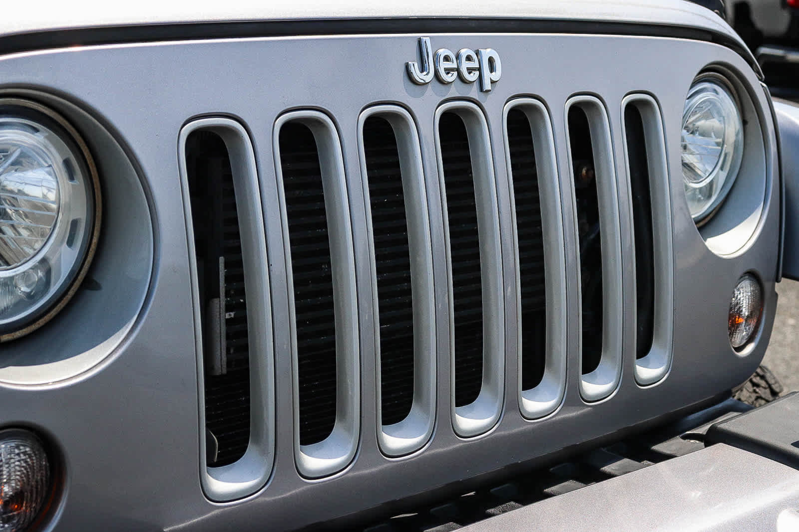 Used 2018 Jeep Wrangler Unlimited Sahara AWD/4WD image 5