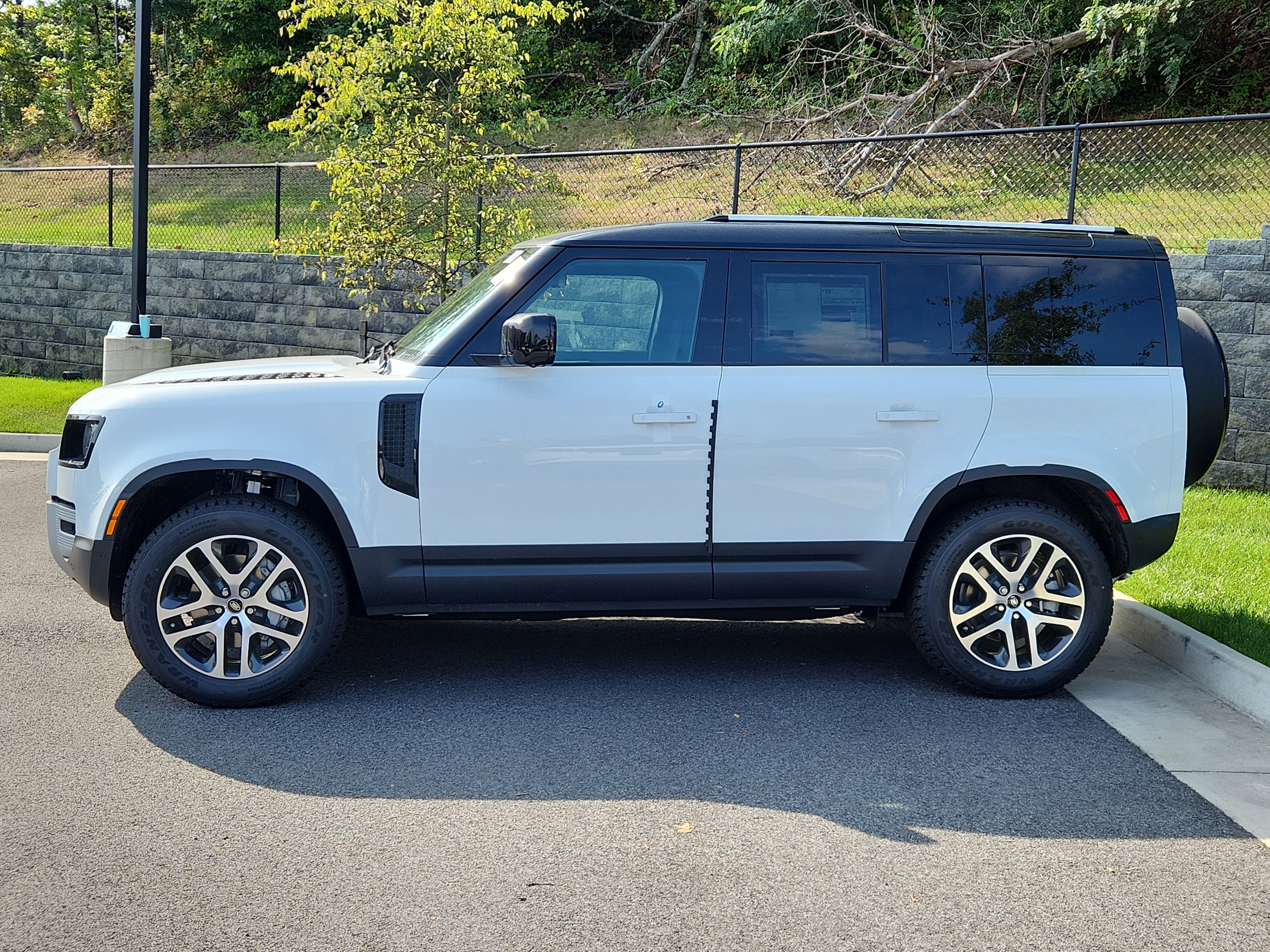 Used 2025 Land Rover Defender 110 S image 6