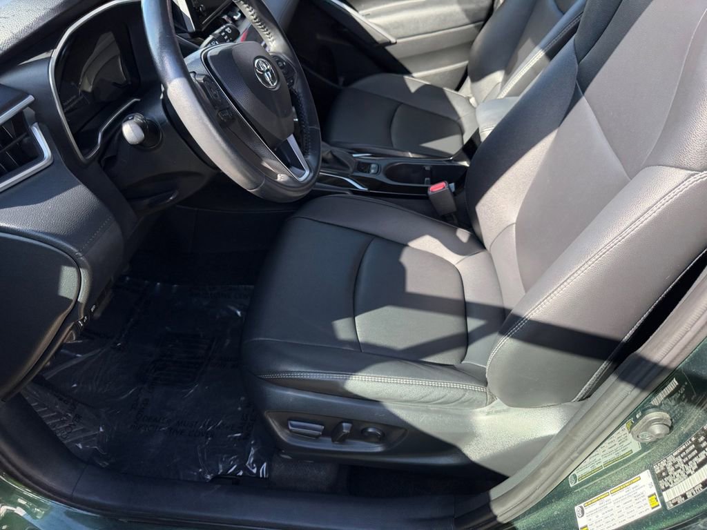 Used 2024 Toyota Corolla Cross XLE image 12