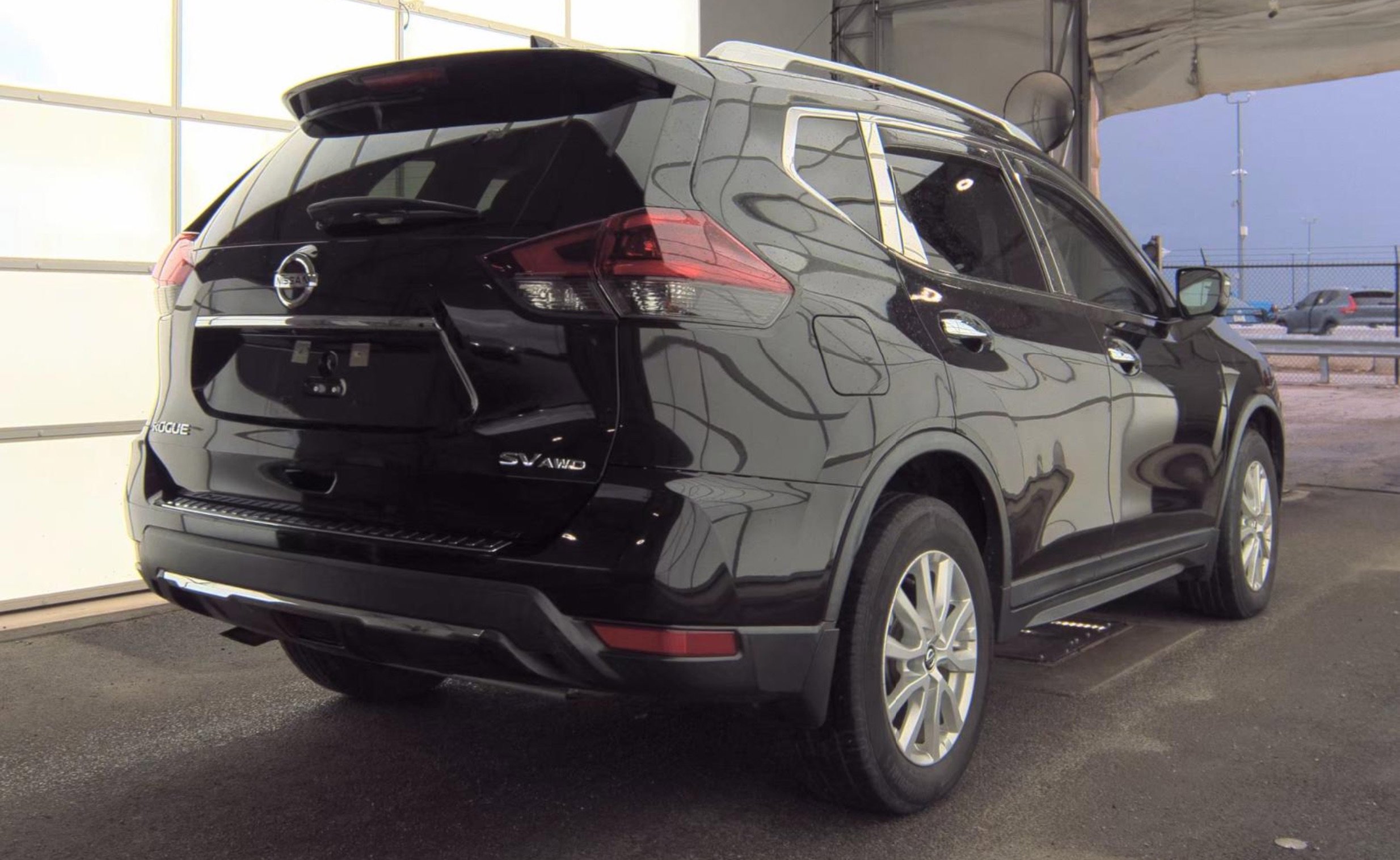 Used 2017 Nissan Rogue SV w/ SV Premium Package AWD/4WD image 4