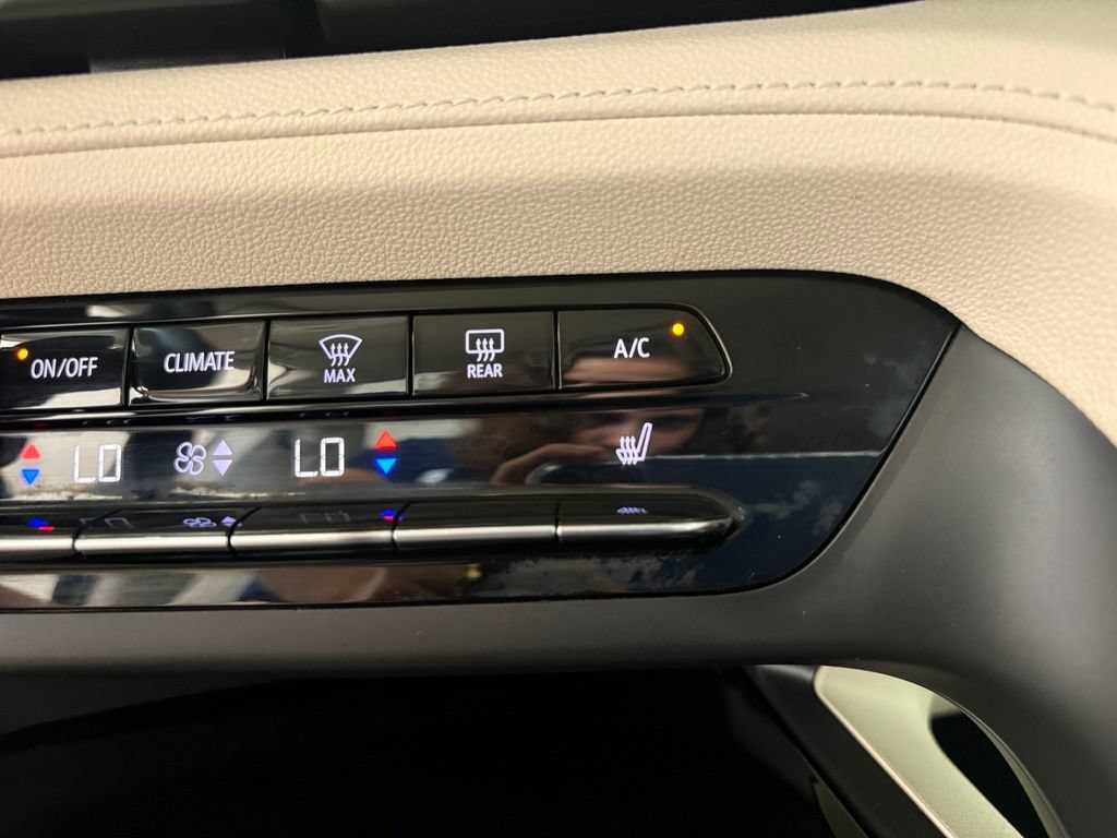 Used 2021 Buick Envision Essence FWD image 12